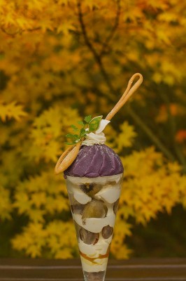 秋らしい背景と組み合わせた11月のパフェ